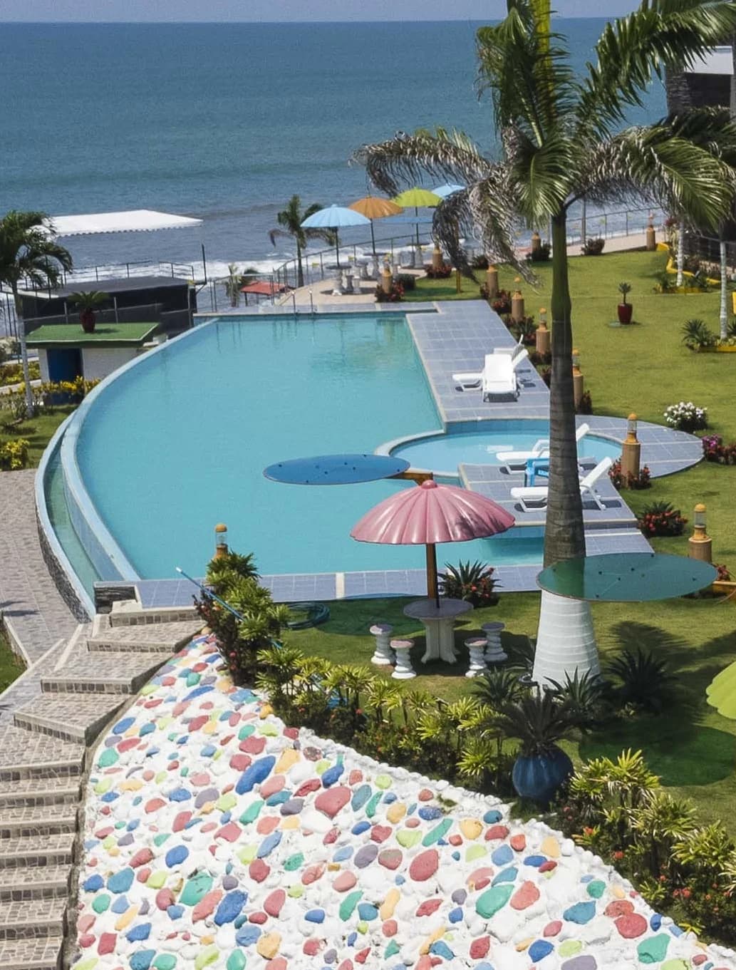 Piscina infinity frente al océano